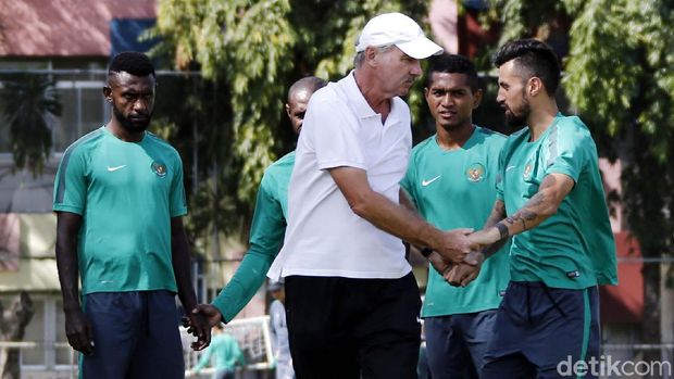 Kabar duka buat sepakbola Indonesia. Eks pelatih Timnas Indonesia Alfred Riedl dinyatakan meninggal dunia di usianya yang ke-70 karena penyakit kanker.