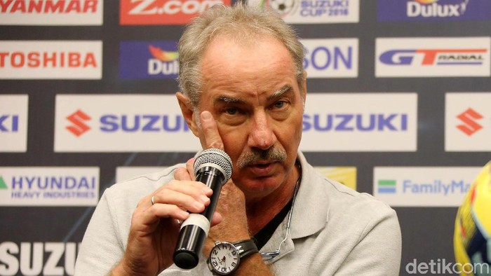Mengenang Alfred Riedl Dalam Bingkai Foto Kabar duka buat sepakbola Indonesia. Eks pelatih Timnas Indonesia Alfred Riedl dinyatakan meninggal dunia di usianya yang ke-70 karena penyakit kanker.