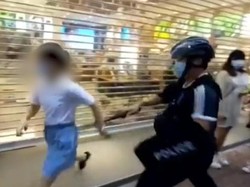 Amankan Bocah 12 Tahun Hingga Jatuh, Polisi Hong Kong Dikritik