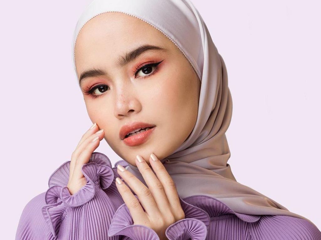 Buat Hijabers, Intip 10 Inspirasi Padu Padan Warna Lilac yang Tren di 2020