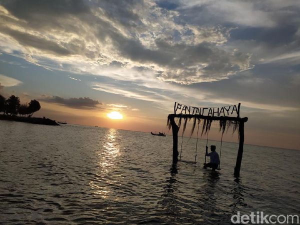 Foto: Menghabiskan Senja di Pantai Cahaya