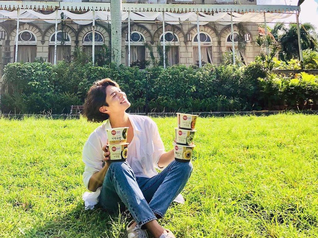 10 Potret Tampan Park Bo Gum Saat Makan Daging dan Ramyeon 10 Potret Tampan Park Bo Gum Saat Makan Daging dan Ramyeon