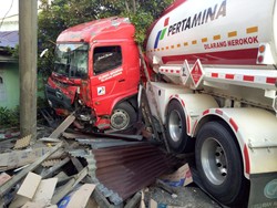 Mobil Tangki Pertamina Tabrak Rumah Warga Aceh, Pejalan Kaki Tewas