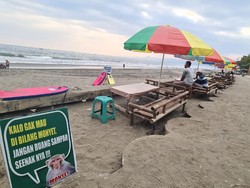 Ingatkan Wisatawan soal Sampah, Pantai Ini Pasang Poster Kocak