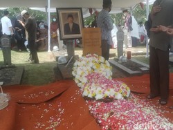 Prosesi Militer Iringi Pemakaman Jenazah Eks Mendiknas Malik Fadjar