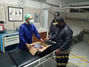 Bayi Baru Lahir Ditemukan Dalam Kardus Depan Rumah Warga di Bandung