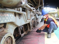 Tertarik Kerja Jadi Petugas Sarana KAI? Ini Job Desk-nya