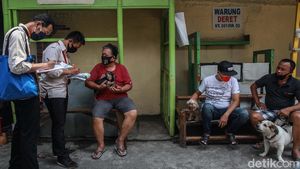 Petugas Blusukan untuk Suntik Vaksin Hewan Peliharaan
