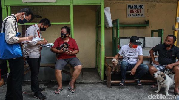 Petugas Blusukan untuk Suntik Vaksin Hewan Peliharaan