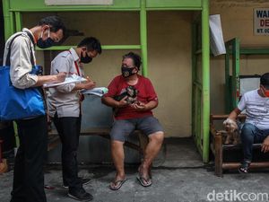Petugas Blusukan untuk Suntik Vaksin Hewan Peliharaan Petugas Blusukan untuk Suntik Vaksin Hewan Peliharaan