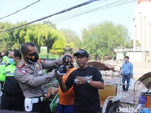 Ratusan Masker Cegah Penyebaran COVID-19 Dibagikan ke Warga Sidoarjo