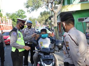 Polisi Buru Pengguna Jalan Tak Pakai Masker di Jombang