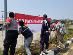 Cegah Corona, Polisi Pasang Ratusan Spanduk Ayo Pakai Masker