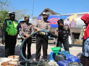 Kekeringan Mulai Landa Bojonegoro, Polisi Salurkan Air Bersih