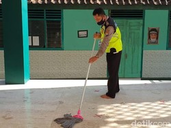 Polisi di Ponorogo Perangi COVID-19 dengan Bersih-bersih Tempat Ibadah
