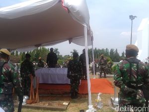 Muhadjir hingga Tjahjo Kumolo Hadiri Pemakaman Abdul Malik Fadjar di TMP Kalibata Muhadjir hingga Tjahjo Kumolo Hadiri Pemakaman Abdul Malik Fadjar di TMP Kalibata