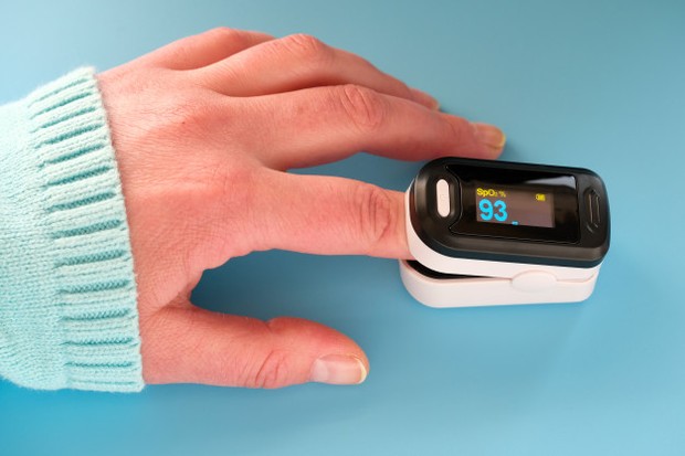 Pulse oxymeter atau oximeter/ sumber: freepik.com Deteksi hypoxia pada tubuh bisa dengan menggunakan pulse oxymeter atau oximeter.