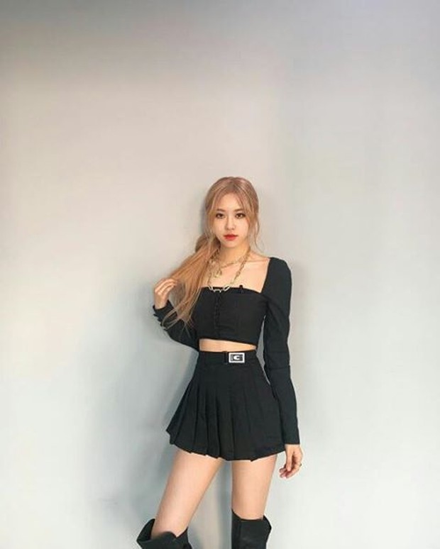 Rose memang sering tampil feminim dengan berbagai outfit.