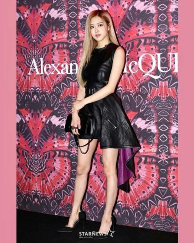 Ia cukup sering mengenakan outfit serba hitam khususnya dalam acara besar seperti runaway.