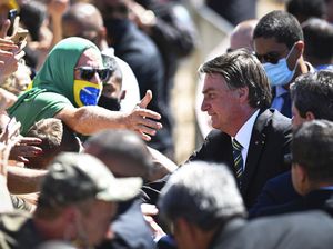 Duh! Presiden Brasil Konvoi Motor Bareng Pendukung, Tak Pakai Masker Duh! Presiden Brasil Konvoi Motor Bareng Pendukung, Tak Pakai Masker