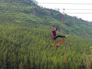 Nyantai di Hutan Pinus Paling Populer di Bandung Barat