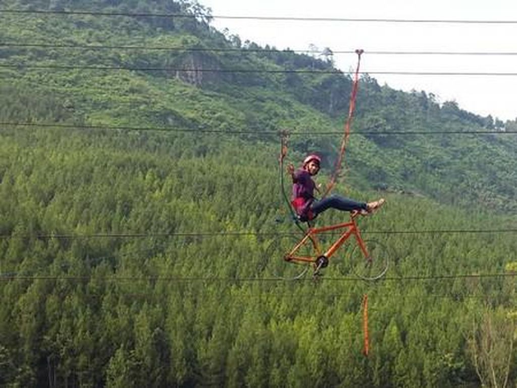 Nyantai di Hutan Pinus Paling Populer di Bandung Barat Nyantai di Hutan Pinus Paling Populer di Bandung Barat