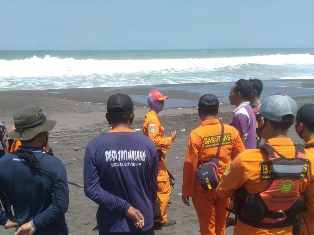 Perahu Nelayan Purworejo Terbalik Dihantam Ombak, 1 Orang Hilang Perahu Nelayan Purworejo Terbalik Dihantam Ombak, 1 Orang Hilang