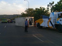 Truk Terguling di Km 83 Tol Cipularang Sudah Dievakuasi, Lalin Mulai Mencair