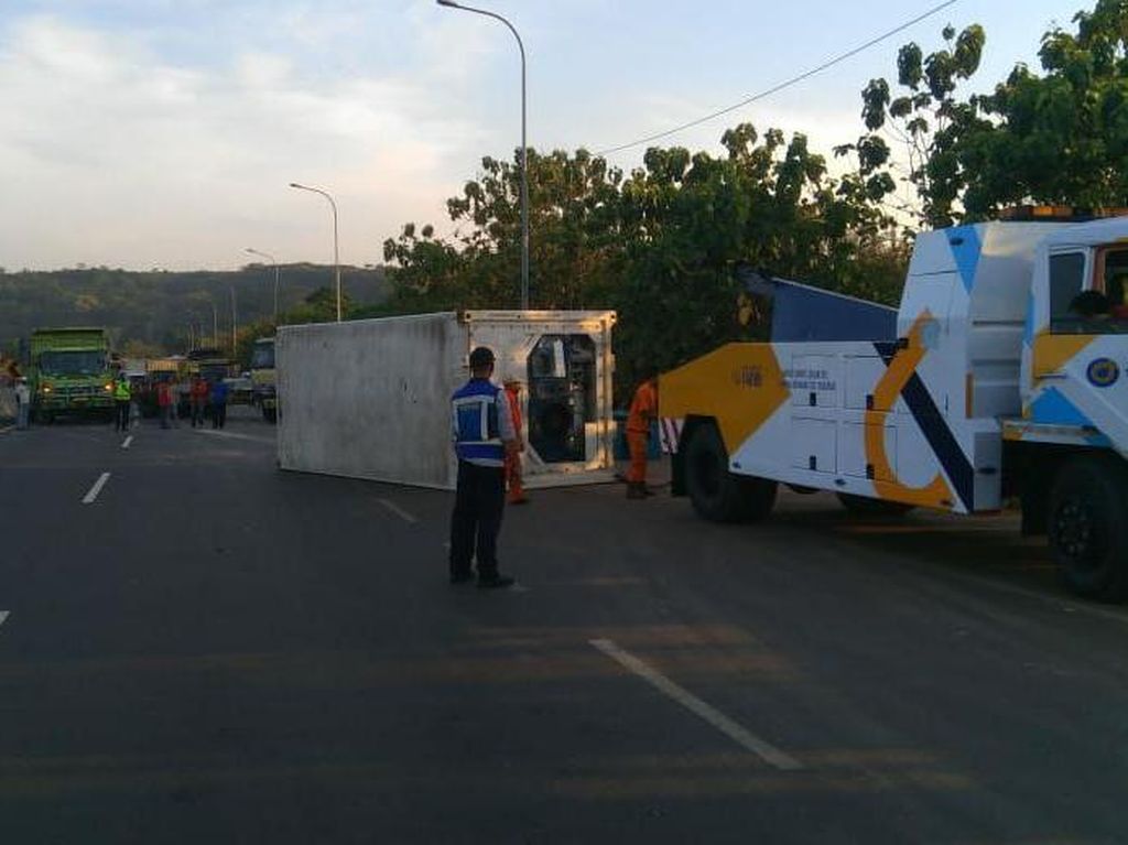Truk Terguling di Km 83 Tol Cipularang Sudah Dievakuasi, Lalin Mulai Mencair Truk Terguling di Km 83 Tol Cipularang Sudah Dievakuasi, Lalin Mulai Mencair