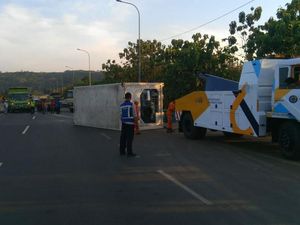 Truk Terguling di Km 83 Tol Cipularang Sudah Dievakuasi, Lalin Mulai Mencair Truk Terguling di Km 83 Tol Cipularang Sudah Dievakuasi, Lalin Mulai Mencair
