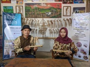 Sandang Disabilitas Tak Halangi Wanita Ini Sukses Bisnis Wayang Lidi