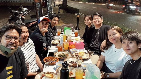 Momen Zidny Lathifa Saat Asyik Makan Bareng Iqbaal Ramadhan
