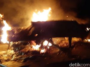 Penampakan Mobil yang Terbakar Akibat Kecelakaan di Tol Boyolali