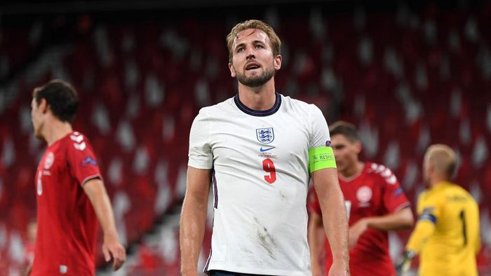 1271399780 COPENHAGEN, DENMARK - SEPTEMBER 08: Harry Kane of England reacts during the UEFA Nations League group stage match between Denmark and England at Parken Stadium on September 08, 2020 in Copenhagen, Denmark. (Photo by Michael Regan/Getty Images)