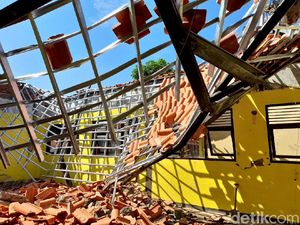 Atap Bangunan SD Luar Biasa Negeri Brebes Ambruk