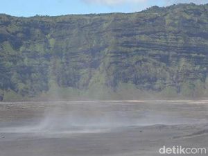 Kemarau, Gunung Bromo Dilanda Badai Pasir dan Debu Kemarau, Gunung Bromo Dilanda Badai Pasir dan Debu