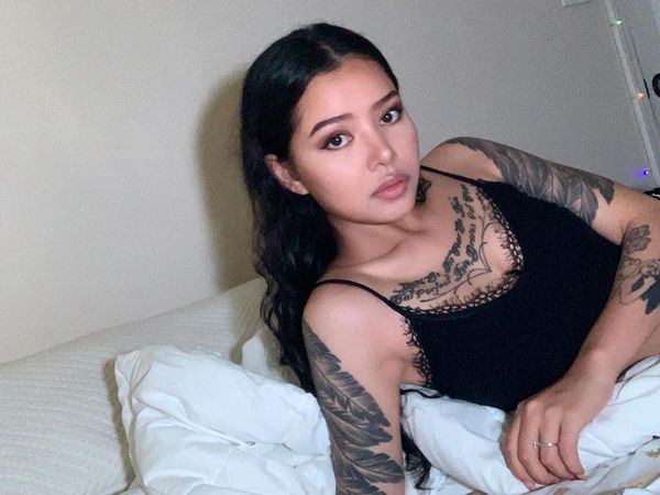 Potret Selebgram Cantik yang Tatonya Picu Perdebatan Netizen Filipina & Korea