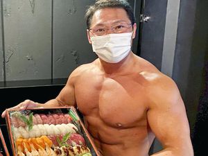 Pesanan di Restoran Sushi Ini Diantar Binaragawan Bertubuh Kekar