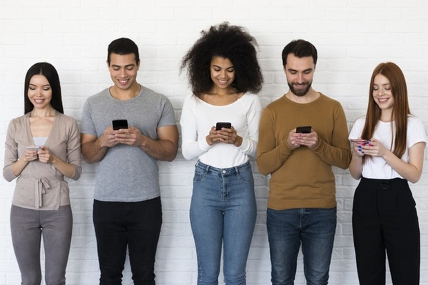 Meski berjauhan namun dengan ada grup chatting akan membuat hubungan kalian tetap kompak dan akrab