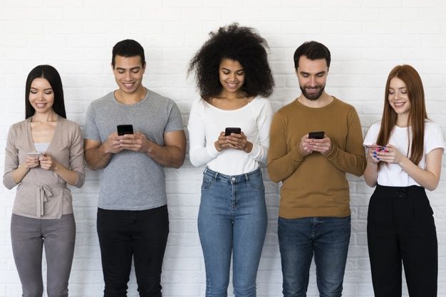 Meski berjauhan namun dengan ada grup chatting akan membuat hubungan kalian tetap kompak dan akrab