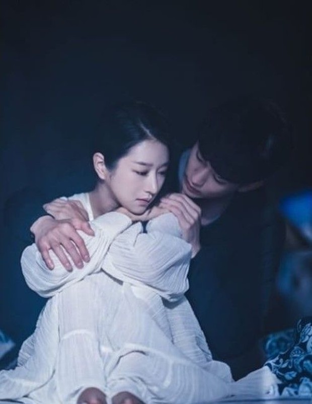 Butterfly Hug/pinterest.com Sesuai dengan adegan pada serial It’s Okay to Not Be Okay, hal pertama yang perlu kamu lakukan adalah menyilangkan kedua tangan di depan dada seperti sedang memeluk diri.