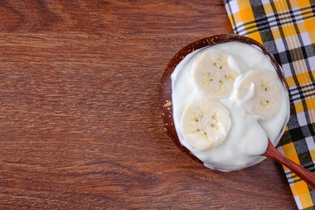 masker alami kombinasi buah pisang dan yogurt diyakini bagus untuk mendapatkan wajah mulus