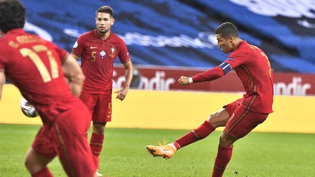 Portugal's Christiano Ronaldo shoots a free-kick to score against Sweden during their UEFA Nations League Group stage soccer match at Friends Arena in Stockholm, Sweden, Tuesday Sept. 8, 2020. (Claudio Bresciani / TT via AP)