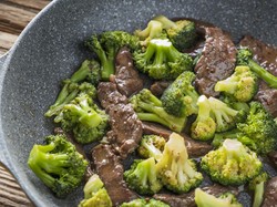 Resep Daging Sapi Lada Hitam dan Brokoli ala Restoran