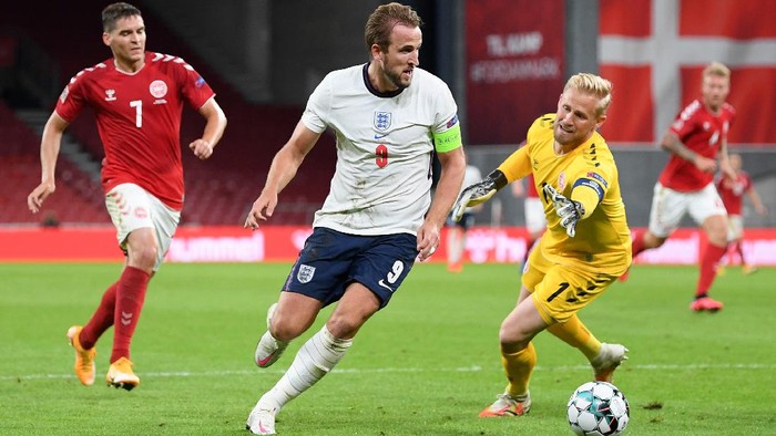 COPENHAGEN, DENMARK - SEPTEMBER 08: Kasper Schmeichel of Denmark attempts to block Harry Kane of England as he runs with the ball during the UEFA Nations League group stage match between Denmark and England at Parken Stadium on September 08, 2020 in Copenhagen, Denmark. (Photo by Michael Regan/Getty Images)