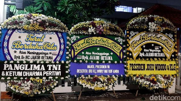 Deretan Karangan Bunga untuk Jakob Oetama