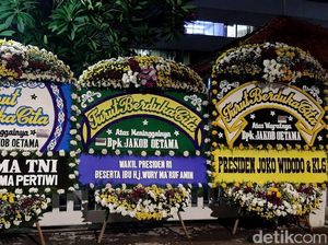 Deretan Karangan Bunga untuk Jakob Oetama