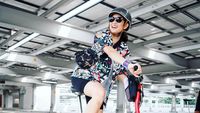 Foto: Gaya Kece Dian Sastrowardoyo Saat Gowes Brompton
