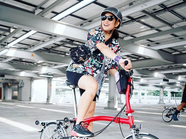 Foto: Gaya Kece Dian Sastrowardoyo Saat Gowes Brompton