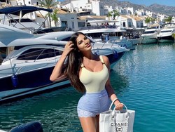 Model Playboy Oplas Rp 1,9 M untuk Mendapatkan Pinggang Terkecil di Dunia